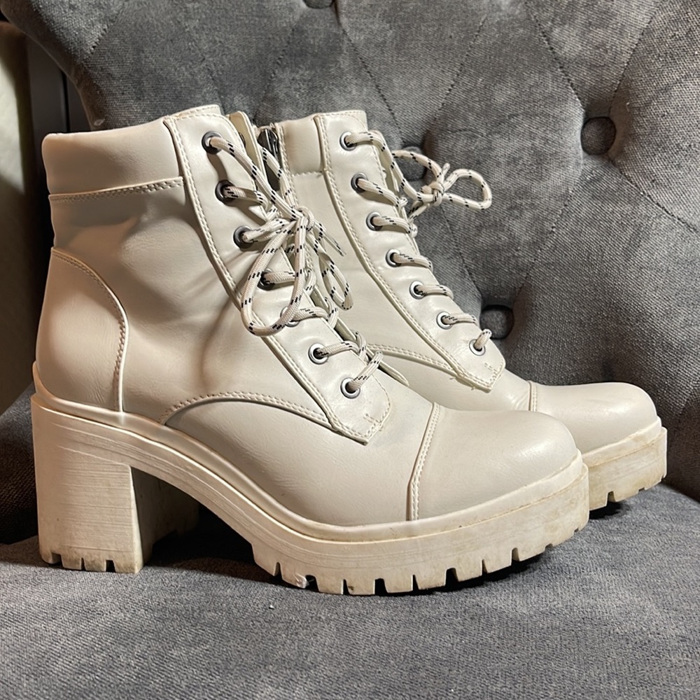Nine West white cream ankle booties - Picture 3 of 4